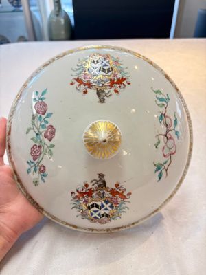 A Chinese famille rose armorial tureen and cover with the arms of Backwell quartering Tyringham for the English market, Yongzheng/Qianlong — photo 9