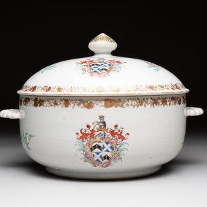 A Chinese famille rose armorial tureen and cover with the arms of Backwell quartering Tyringham for the English market, Yongzheng/Qianlong — photo 2