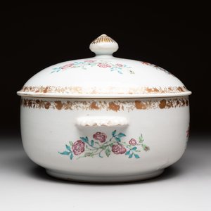 A Chinese famille rose armorial tureen and cover with the arms of Backwell quartering Tyringham for the English market, Yongzheng/Qianlong — photo 3