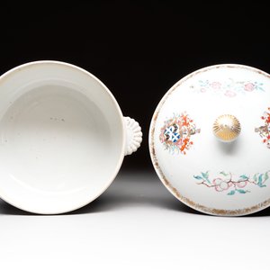 A Chinese famille rose armorial tureen and cover with the arms of Backwell quartering Tyringham for the English market, Yongzheng/Qianlong — photo 6