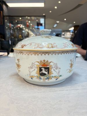 A Chinese famille rose armorial tureen and cover with the arms of van Beeftingh for the Dutch market, Qianlong — photo 1