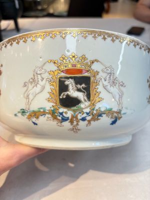 A Chinese famille rose armorial tureen and cover with the arms of van Beeftingh for the Dutch market, Qianlong — photo 17