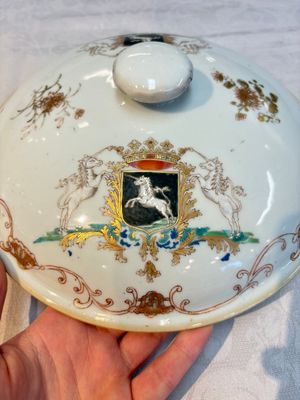 A Chinese famille rose armorial tureen and cover with the arms of van Beeftingh for the Dutch market, Qianlong — photo 20
