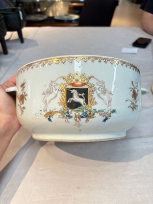 A Chinese famille rose armorial tureen and cover with the arms of van Beeftingh for the Dutch market, Qianlong — photo 2