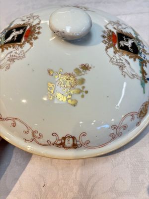 A Chinese famille rose armorial tureen and cover with the arms of van Beeftingh for the Dutch market, Qianlong — photo 21