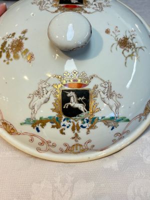 A Chinese famille rose armorial tureen and cover with the arms of van Beeftingh for the Dutch market, Qianlong — photo 23