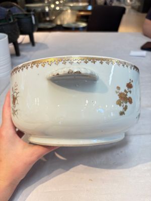 A Chinese famille rose armorial tureen and cover with the arms of van Beeftingh for the Dutch market, Qianlong — photo 3