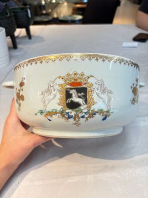 A Chinese famille rose armorial tureen and cover with the arms of van Beeftingh for the Dutch market, Qianlong — photo 4