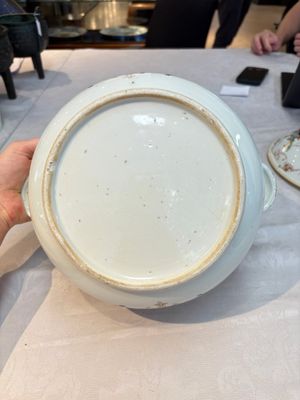A Chinese famille rose armorial tureen and cover with the arms of van Beeftingh for the Dutch market, Qianlong — photo 7