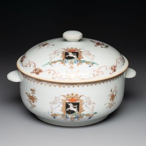 A Chinese famille rose armorial tureen and cover with the arms of van Beeftingh for the Dutch market, Qianlong — photo 1