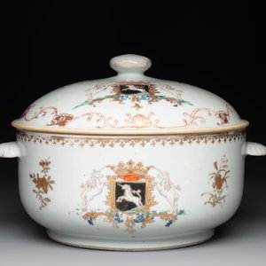 A Chinese famille rose armorial tureen and cover with the arms of van Beeftingh for the Dutch market, Qianlong — photo 2