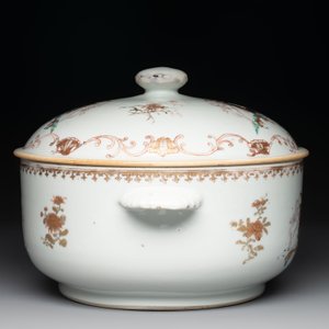 A Chinese famille rose armorial tureen and cover with the arms of van Beeftingh for the Dutch market, Qianlong — photo 3