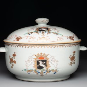 A Chinese famille rose armorial tureen and cover with the arms of van Beeftingh for the Dutch market, Qianlong — photo 4