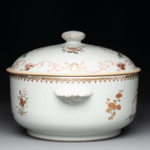 A Chinese famille rose armorial tureen and cover with the arms of van Beeftingh for the Dutch market, Qianlong — photo 5