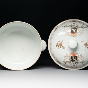 A Chinese famille rose armorial tureen and cover with the arms of van Beeftingh for the Dutch market, Qianlong — photo 6
