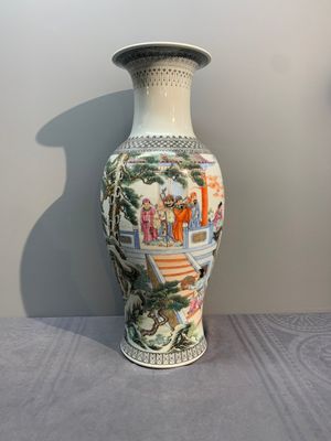 A Chinese famille rose 'Ba Xian Zhu Shou 八仙祝壽' vase, Qianlong mark, 20th C. — photo 1