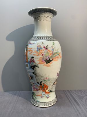 A Chinese famille rose 'Ba Xian Zhu Shou 八仙祝壽' vase, Qianlong mark, 20th C. — photo 2