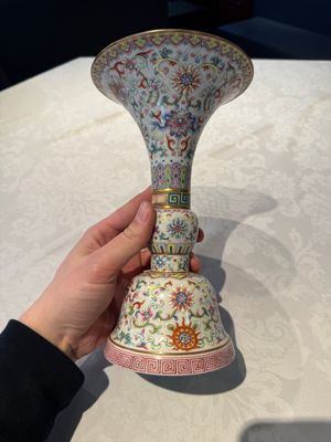 A Chinese famille rose 'bajixiang' 'gu' vase, Jiaqing mark, 19/20th C. — foto 1