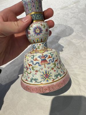 A Chinese famille rose 'bajixiang' 'gu' vase, Jiaqing mark, 19/20th C. — foto 11