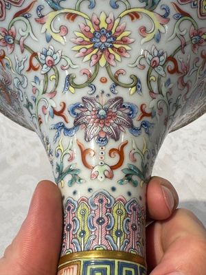A Chinese famille rose 'bajixiang' 'gu' vase, Jiaqing mark, 19/20th C. — foto 2