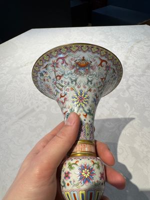 A Chinese famille rose 'bajixiang' 'gu' vase, Jiaqing mark, 19/20th C. — foto 3