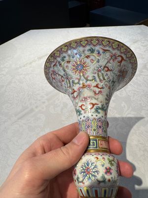 A Chinese famille rose 'bajixiang' 'gu' vase, Jiaqing mark, 19/20th C. — foto 4