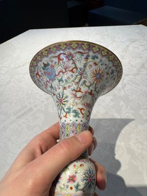 A Chinese famille rose 'bajixiang' 'gu' vase, Jiaqing mark, 19/20th C. — foto 5