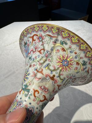 A Chinese famille rose 'bajixiang' 'gu' vase, Jiaqing mark, 19/20th C. — foto 6
