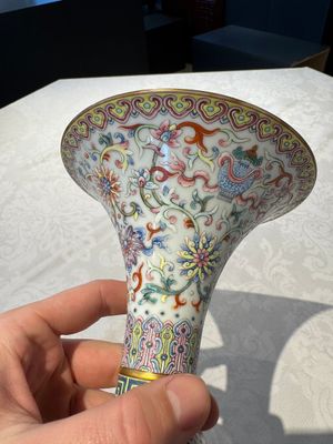 A Chinese famille rose 'bajixiang' 'gu' vase, Jiaqing mark, 19/20th C. — foto 7