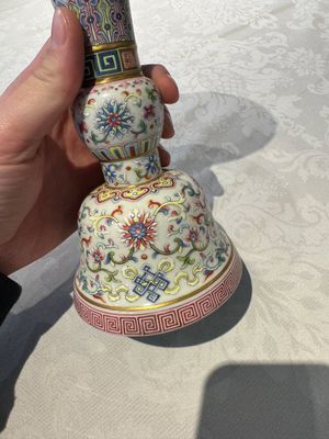 A Chinese famille rose 'bajixiang' 'gu' vase, Jiaqing mark, 19/20th C. — foto 8