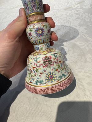 A Chinese famille rose 'bajixiang' 'gu' vase, Jiaqing mark, 19/20th C. — foto 9