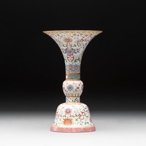 A Chinese famille rose 'bajixiang' 'gu' vase, Jiaqing mark, 19/20th C. — foto 1