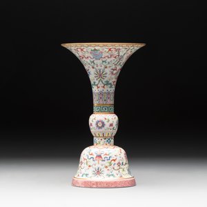 A Chinese famille rose 'bajixiang' 'gu' vase, Jiaqing mark, 19/20th C. — foto 2