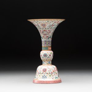 A Chinese famille rose 'bajixiang' 'gu' vase, Jiaqing mark, 19/20th C. — foto 3
