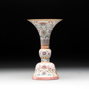 A Chinese famille rose 'bajixiang' 'gu' vase, Jiaqing mark, 19/20th C. — foto 4