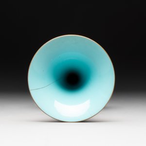 A Chinese famille rose 'bajixiang' 'gu' vase, Jiaqing mark, 19/20th C. — foto 5