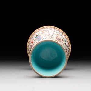 A Chinese famille rose 'bajixiang' 'gu' vase, Jiaqing mark, 19/20th C. — foto 6