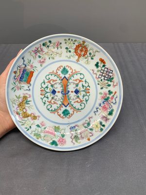 A Chinese famille rose 'bajixiang' plate, Tongzhi mark, 19/20th C. — foto 1