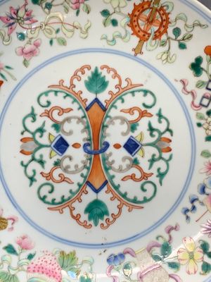 A Chinese famille rose 'bajixiang' plate, Tongzhi mark, 19/20th C. — foto 2