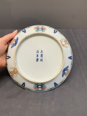 A Chinese famille rose 'bajixiang' plate, Tongzhi mark, 19/20th C. — foto 3