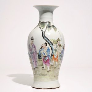 A Chinese famille rose baluster vase, red sealmark, Republic, 20th C. — 照片 1