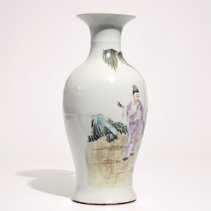 A Chinese famille rose baluster vase, red sealmark, Republic, 20th C. — 照片 2