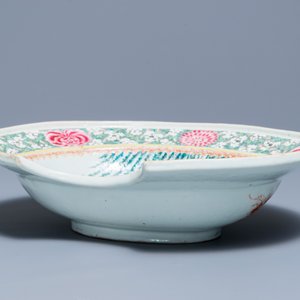 A Chinese famille rose barbers bowl with a scholar and servant, Yongzheng — 照片 3