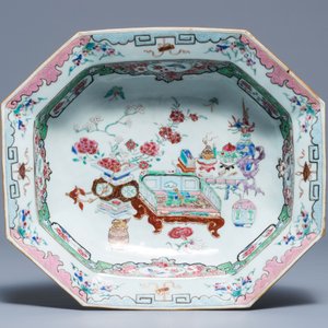 A Chinese famille rose basin and a pair of plates with 'antiquities' design, Qianlong — 照片 4