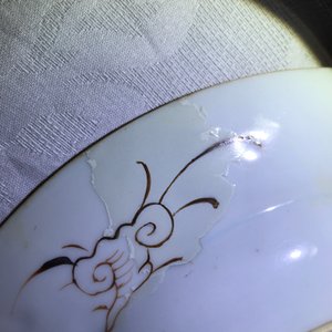 A Chinese famille rose basin and a pair of plates with 'antiquities' design, Qianlong — 照片 10