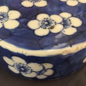 A Chinese famille rose basin and two covered jars, 19/20e eeuw — 照片 13