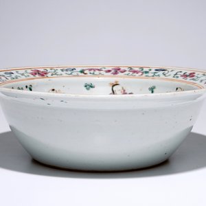 A Chinese famille rose basin and two covered jars, 19/20e eeuw — 照片 8