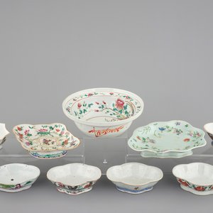 A Chinese famille rose basin with a bird on a branch and 8 smaller bowls, 19th C. — 照片 1