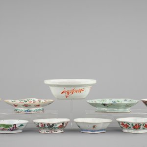A Chinese famille rose basin with a bird on a branch and 8 smaller bowls, 19th C. — 照片 2