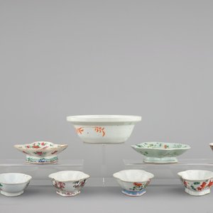 A Chinese famille rose basin with a bird on a branch and 8 smaller bowls, 19th C. — 照片 3